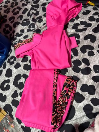 Conjunto deportivo rosa y leopardo
