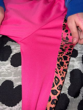 Conjunto deportivo rosa y leopardo