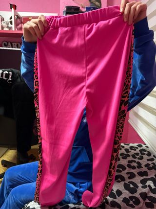 Conjunto deportivo rosa y leopardo