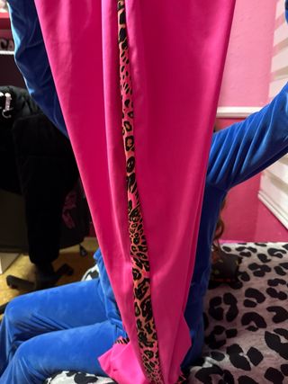 Conjunto deportivo rosa y leopardo