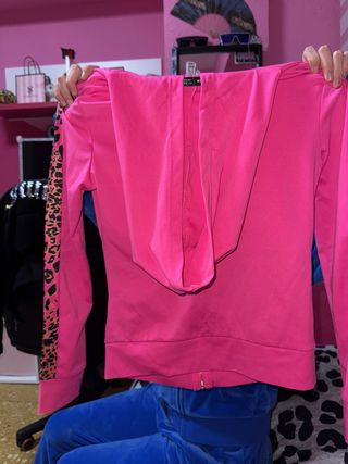 Conjunto deportivo rosa y leopardo