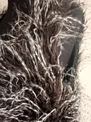 Chaleco de pelo negro y blanco