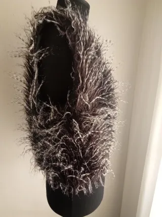 Chaleco de pelo negro y blanco