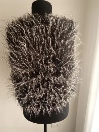 Chaleco de pelo negro y blanco