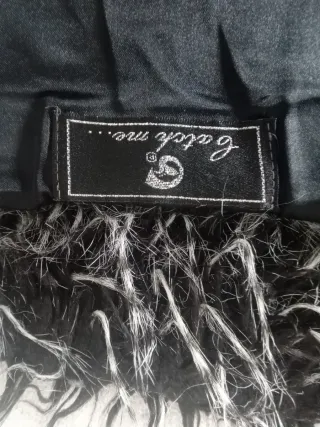 Chaleco de pelo negro y blanco