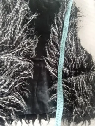 Chaleco de pelo negro y blanco