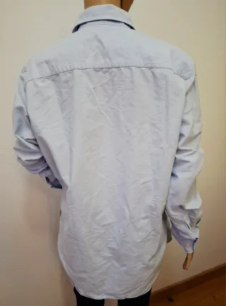 Camisa azul de manga larga