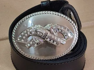 Cintura in cuoio con fibbia 2 pistole strass