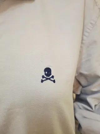 Camisa azul con calavera