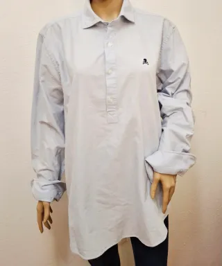 Camisa azul con calavera