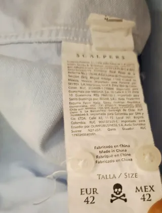 Camisa azul con calavera