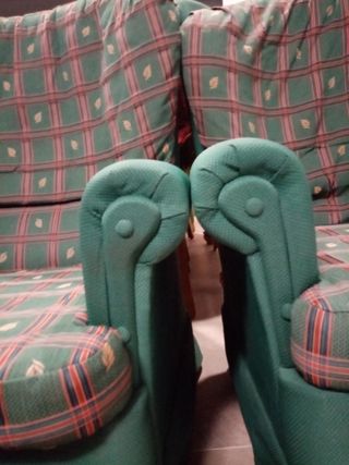 Cómodo sillón de tela verde