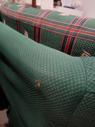 Cómodo sillón de tela verde