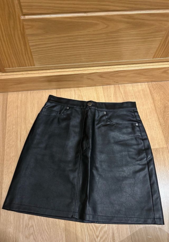 Falda de cuero negra