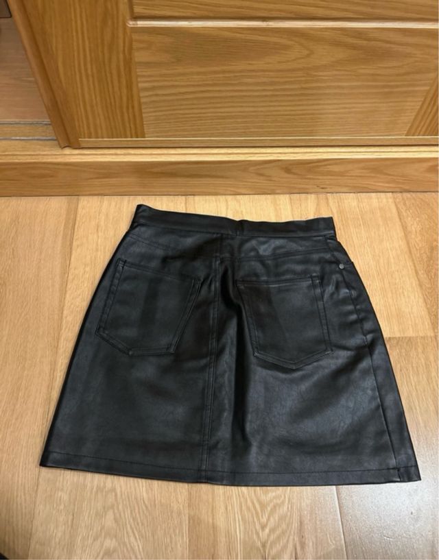 Falda de cuero negra