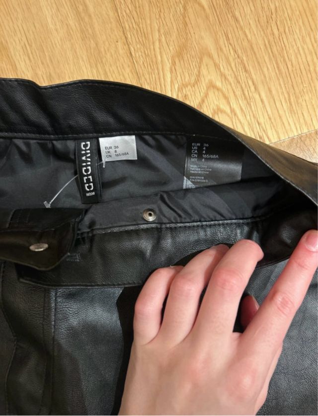 Falda de cuero negra