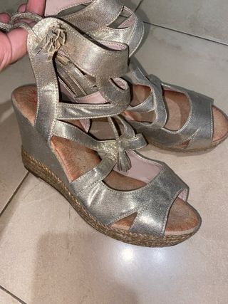 Sandalias doradas cuña atadas
