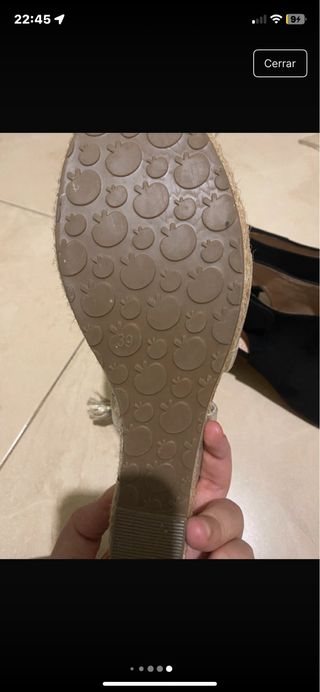 Sandalias doradas cuña atadas