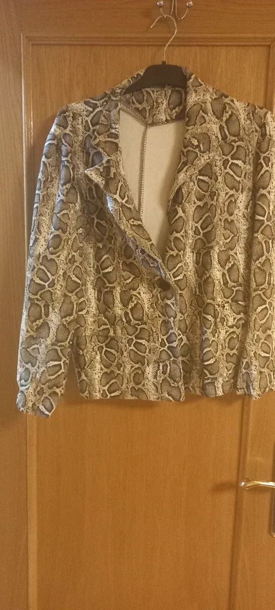Chaqueta estampado serpiente