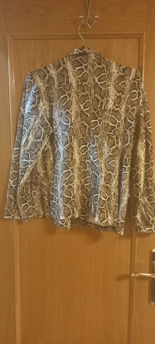Chaqueta estampado serpiente