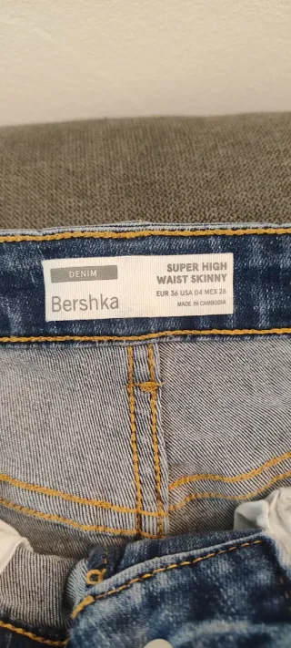 Pantalón vaquero Bershka mujer roto