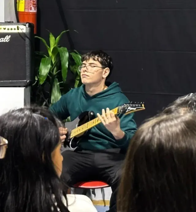 Profesor de guitarra española, eléctrica o bajo!