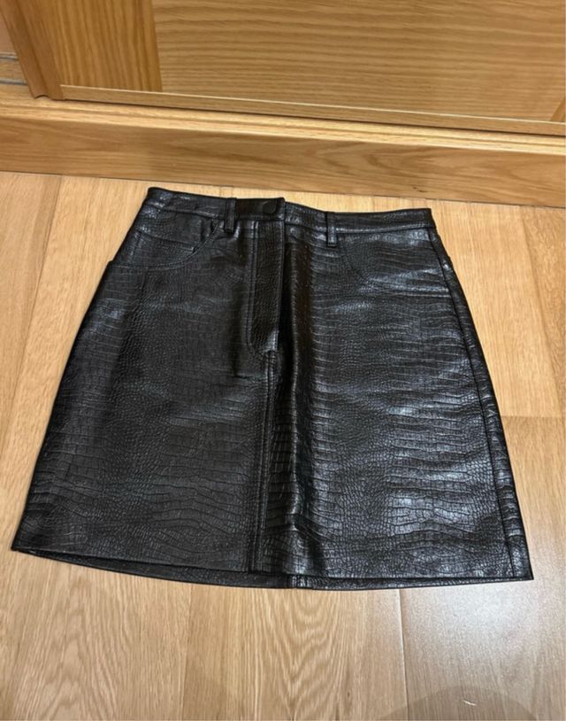 Falda efecto piel negra
