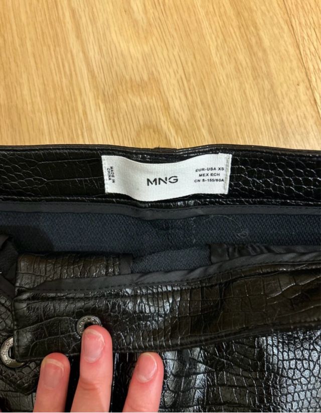 Falda efecto piel negra