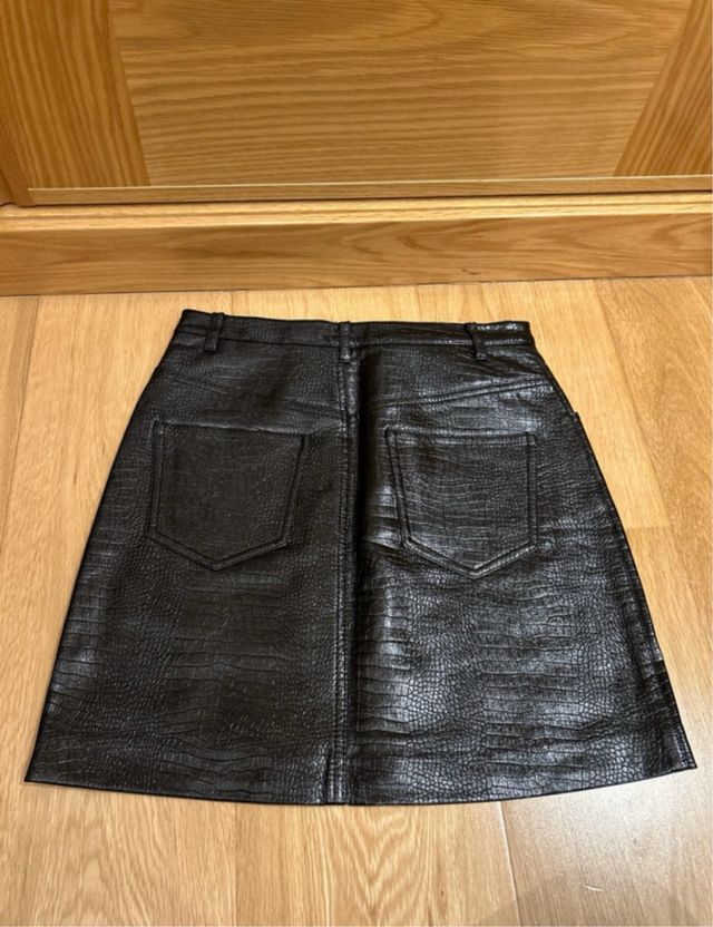 Falda efecto piel negra