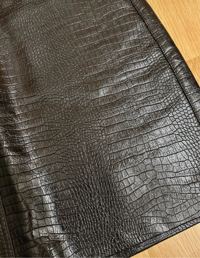 Falda efecto piel negra