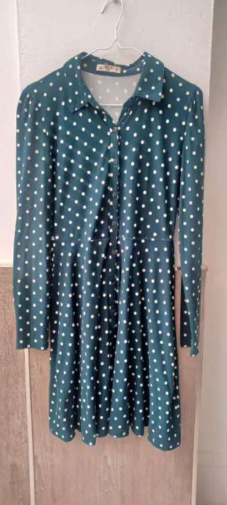 Vestido verde con lunares blancos