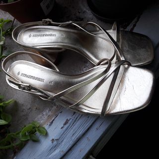Sandalias Stradivarius doradas tacón tiras 38