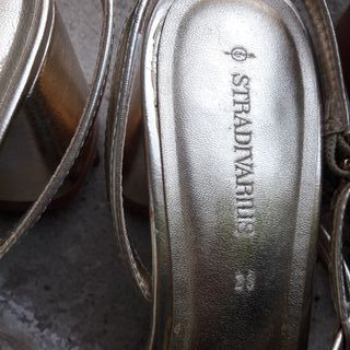 Sandalias Stradivarius doradas tacón tiras 38