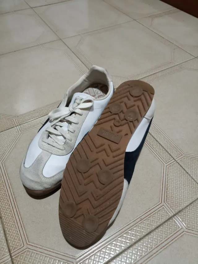 Zapatillas Puma Beige y Blancas