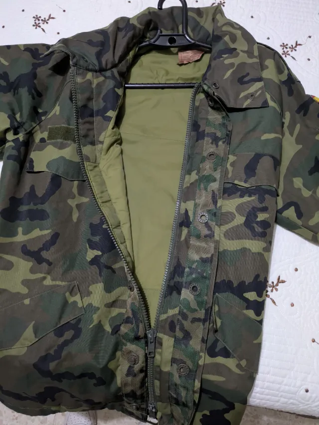 Chaquetón camuflaje boscoso pixelado