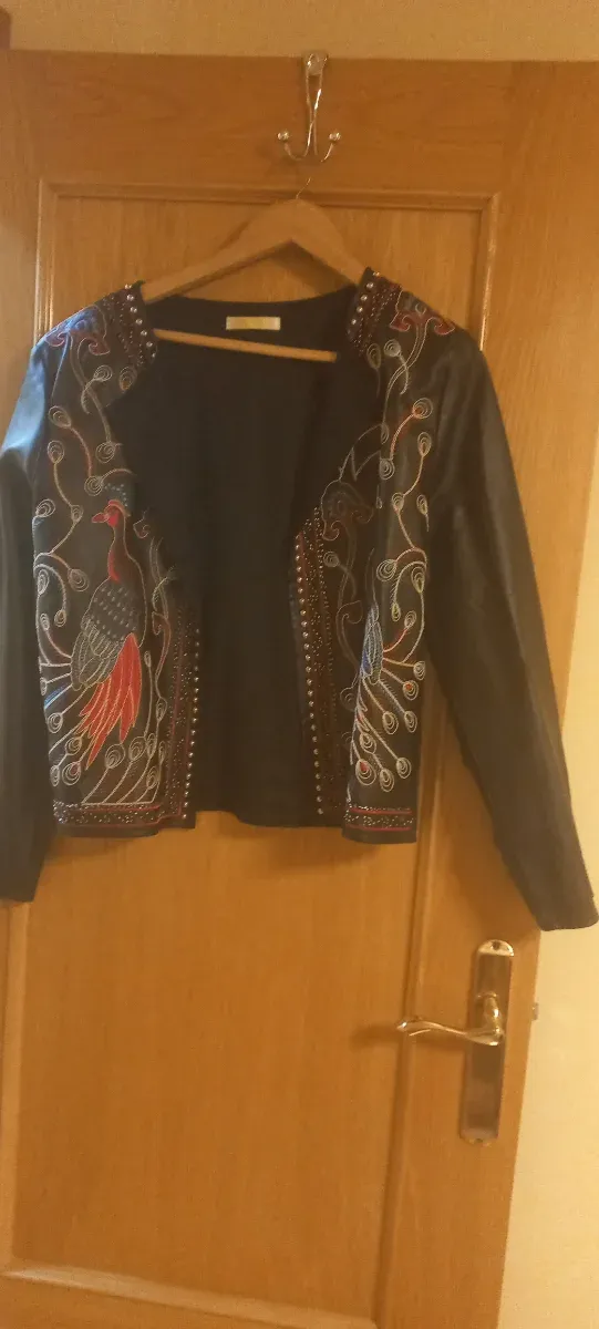 Chaqueta bordada de pavo real