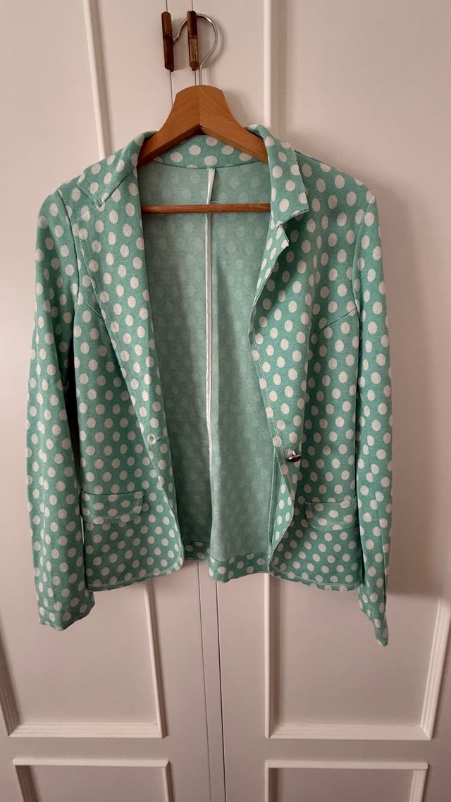 Chaqueta verde agua con lunares blancos