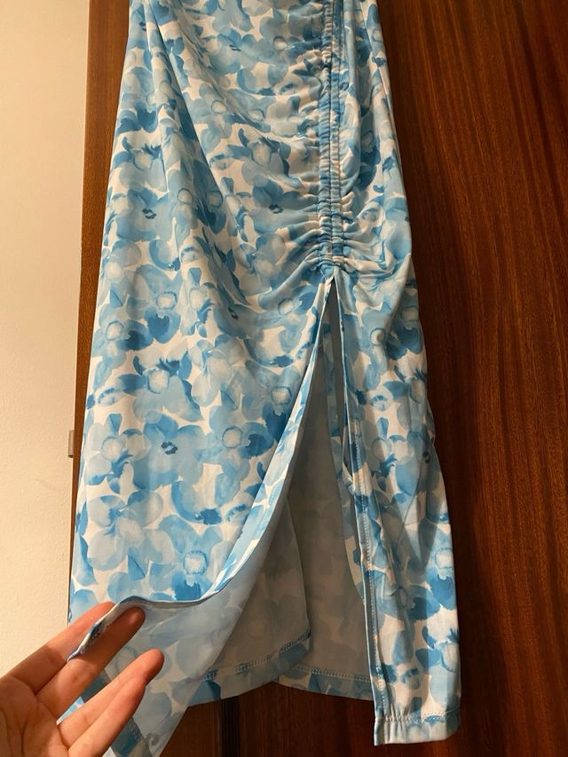 Vestido floral azul y blanco