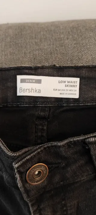 Pantalón vaquero Bershka negro mujer roto