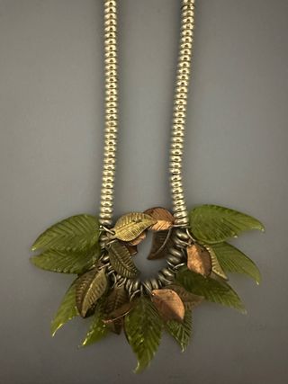 Collar de hojas dorado y verde