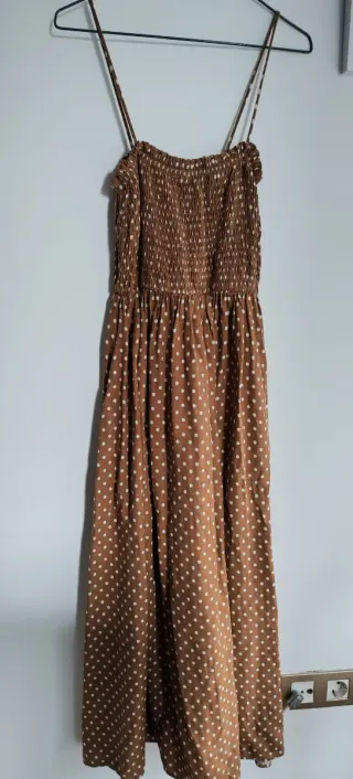 Vestido marrón con lunares blancos