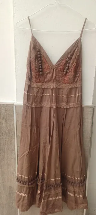 Vestido marrón con detalles