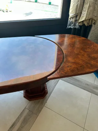 Mesa extensible en madera noble brillante