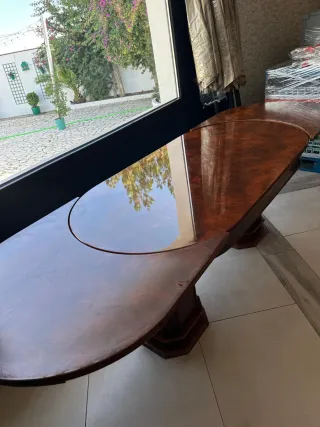 Mesa extensible en madera noble brillante