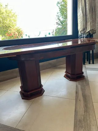 Mesa extensible en madera noble brillante