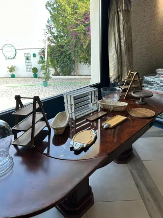 Mesa extensible en madera noble brillante