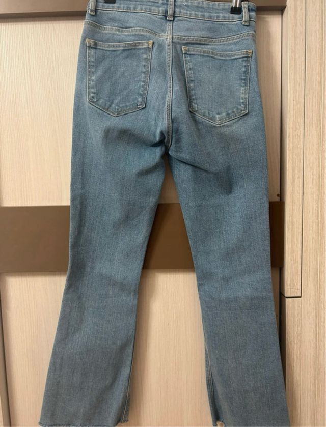 Pantalón vaquero Zara acampanado azul