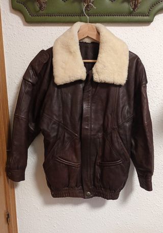 Cazadora de piel marrón con cuello