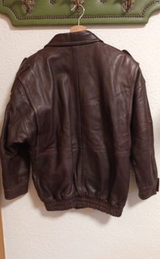 Cazadora de piel marrón con cuello