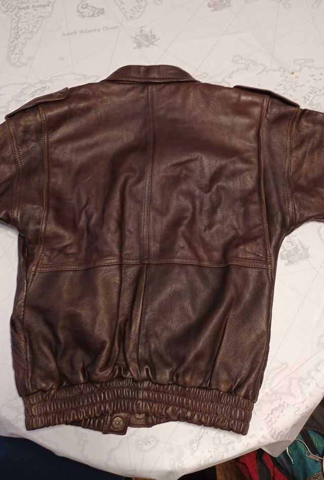 Cazadora de piel marrón con cuello